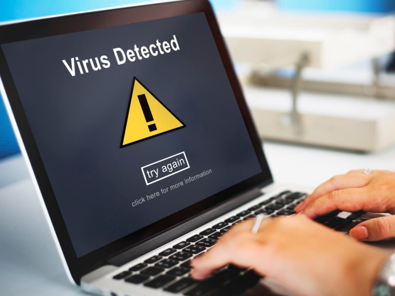 Un portátil mostrando un aviso de virus detectado